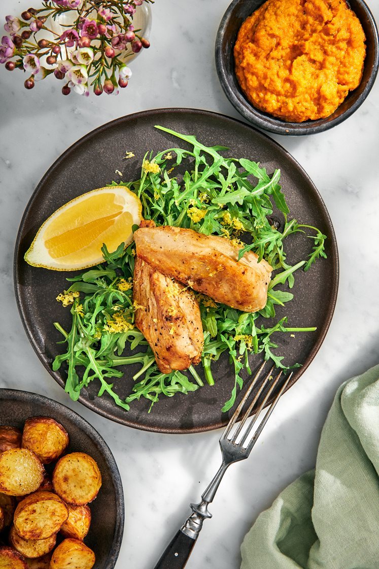Sitronstekt kyllingfilet med gulrotkrem, ovnsbakte poteter og ruccola, fra Godtlevert Sitronstekt kyllingfilet med gulrotkrem, ovnsbakte poteter og ruccola, fra Godtlevert