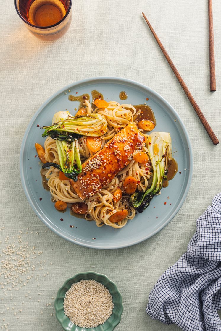 Teriyakistekt laks med pak choy, gulrot og nudler, fra Godtlevert