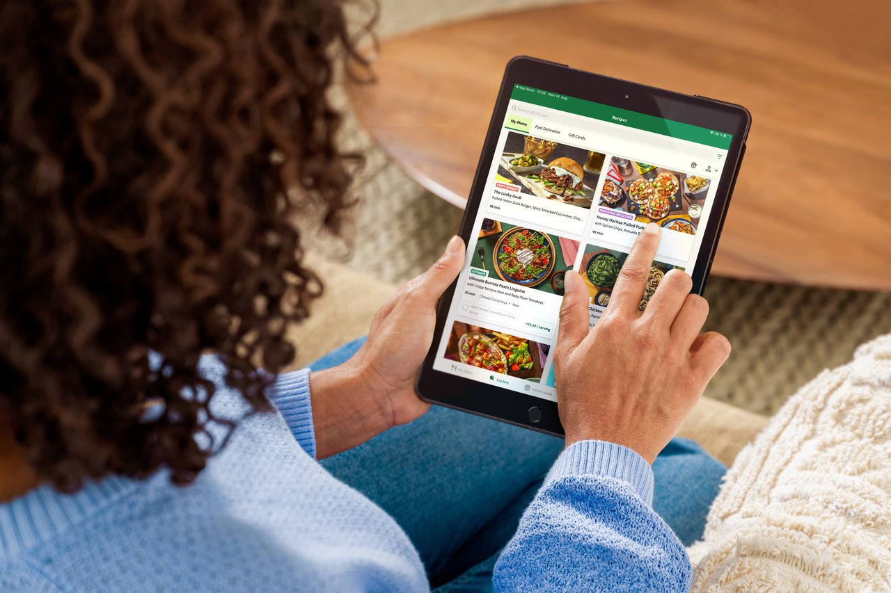 Person velger ukens HelloFresh-retter på et nettbrett