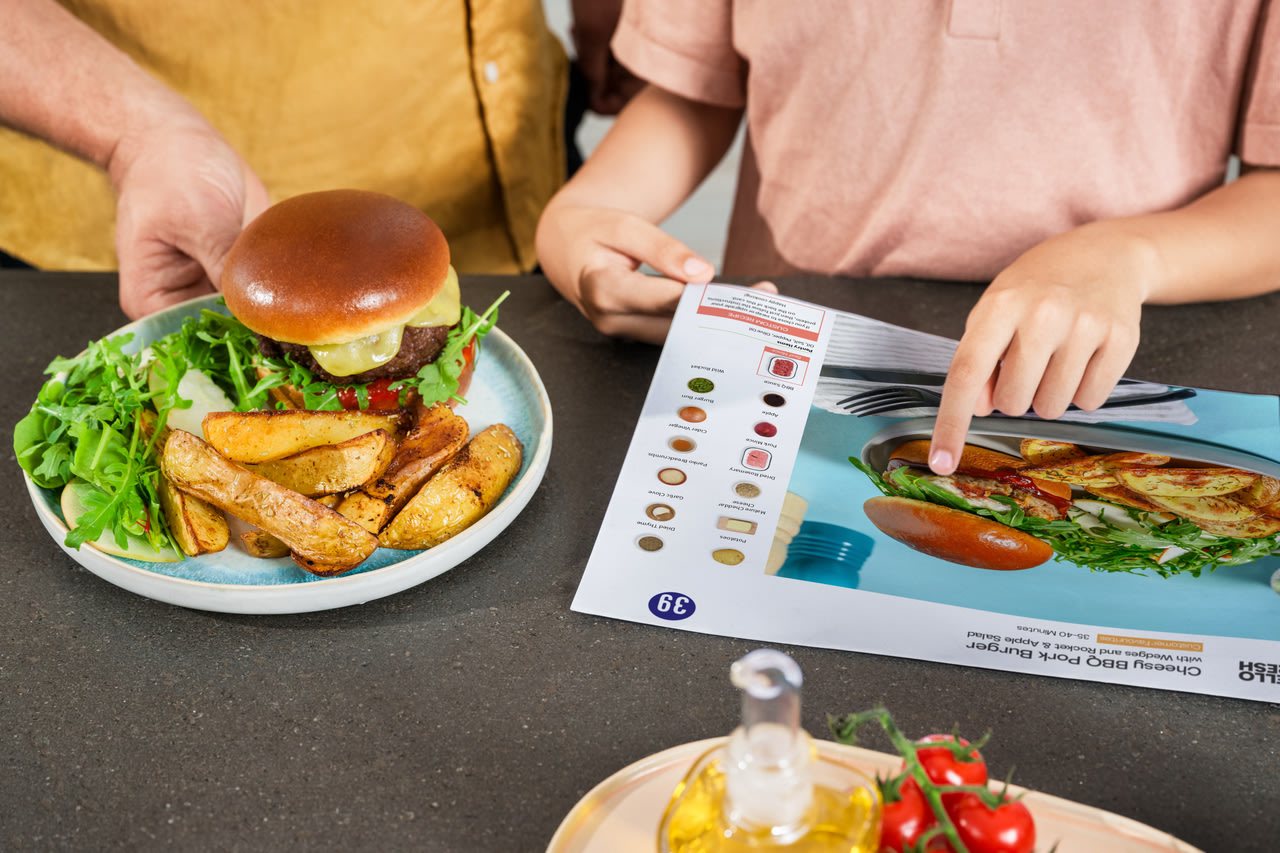HelloFresh-burger med potetbåter ved siden av oppskriftskortet HelloFresh-burger med potetbåter ved siden av oppskriftskortet